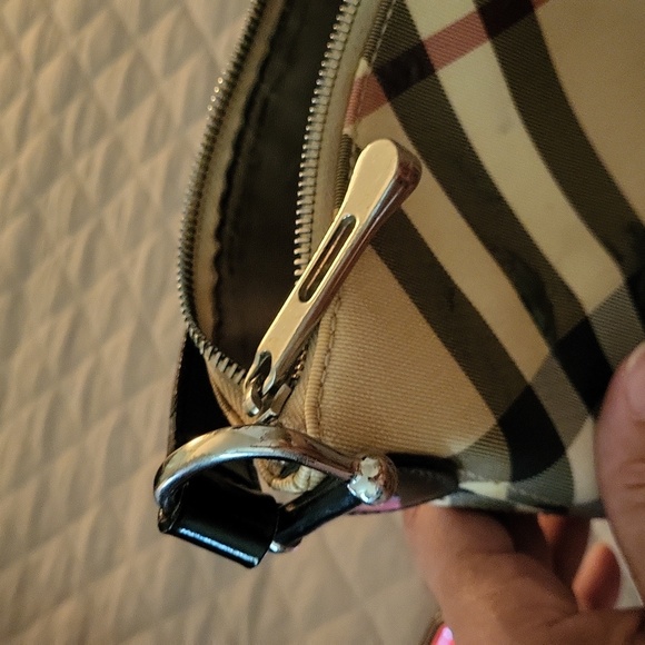 100% authentic Burberry shoulder bag fair condition. Many years left. - Picture 12 of 17